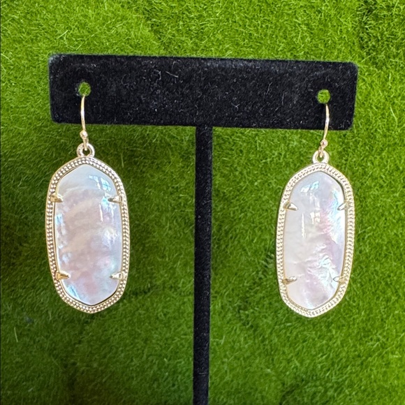 Elegant Mother of Pearl Kendra Scott Dani Dangle Earrings - Picture 1 of 6